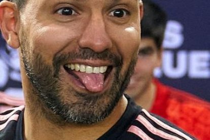 Sergio Kun Agúero vistiendo la camiseta de su equipo Kunis Sport.