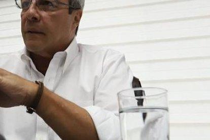 Jimmy Jairala cada mañana locuta en su programa radial.Aspira a ser el nuevo burgomaestre de la ciudad puerto.