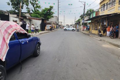 Hasta este populoso sector de Pascuales acudieron policías para indagar el caso.