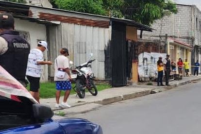 Hasta este populoso sector de Pascuales acudieron policías para indagar el caso.