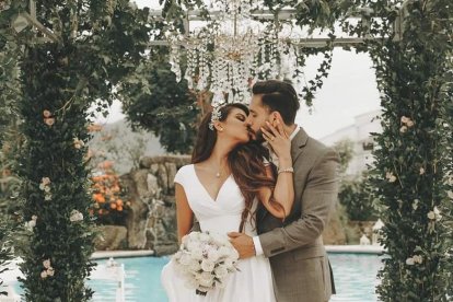 Su historia de amor se inició cuando él le escribió luego de que la cantante regresó de Miss Teen Universe, y se conocieron personalmente cuando la invitó a un concierto.