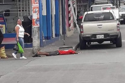 Un hombre fue 'descubierto' husmeando una alcantarilla.