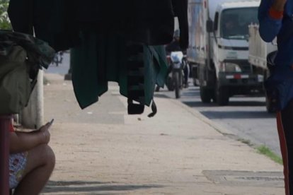 Fuera de dependencias policiales y militares se venden indumentarias.