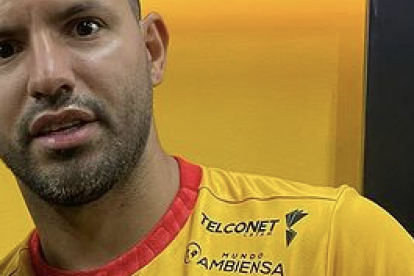 Daniel Fernández y Sergio Kun Agüero antes que le argentino le pida que se haga un nuevo look.