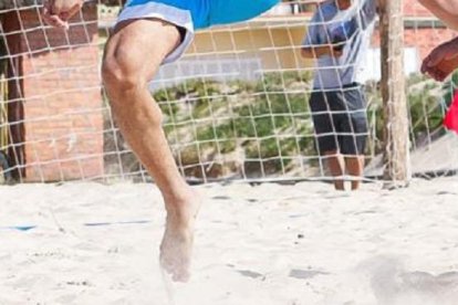 Daniel Cedeño, jugador ecuatoriano de fútbol playa, reforzando al Napoli RS de Brasil.