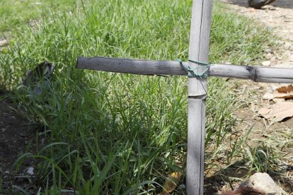 En el lugar donde quedó tirado el cadáver de García, los moradores colocaron dos velas, dos restos de balas encima de un ladrillo y una cruz.