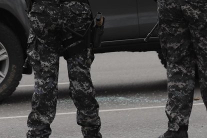 El vehículo quedó en media vía, fuera de un mercado del cantón duraneño.