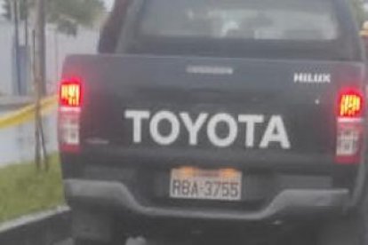 El cuerpo del fallecido quedó debajo de la camioneta en la que se transportaba.