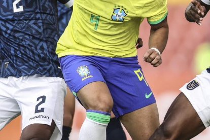 Davis Bautista (2) frenó varias veces al delantero Vitor Roque de Brasil, en el primer partido del hexagonal final del Sudamericano sub-20 de Colombia.