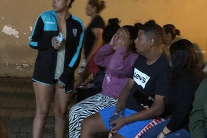 Parientes de la víctima esperaban realizar el trámite para retirar el cuerpo.