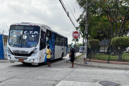 Los controladores, con una libreta en su mano, esperaban a dos buses que pasaran por esa esquina.
