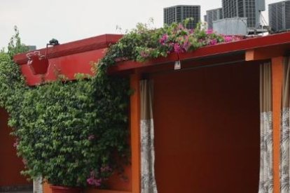 Una amante fue ayudada a salir de un motel cuando llegó la 'oficial' de su compañero de 'cuerpeo'.