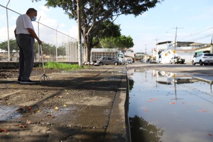 Pedro Palacios, de 82 años, tiene que buscar el  espacio sin agua para salir del ‘encierro’ y caminar hasta su vivienda.