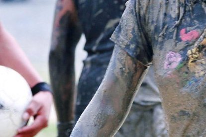 Entre dos o tres agarraban al que estaba ‘mal parqueado’ y lo lanzaban a las pozas de lodo.