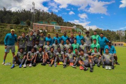 La sub 17 ha tenido 10 microciclos con el entrenador Diego Martínez (izquierda de gorra).