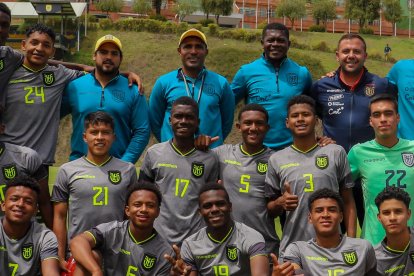 La sub 17 ha tenido 10 microciclos con el entrenador Diego Martínez (izquierda de gorra).
