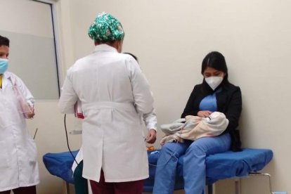 El infante fue llevado a un hospital para que reciba atención médica.