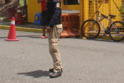 Andrés Campoverde lleva un año trabajando para el elenco canario en el portón de acceso a las inmediaciones del estadio Banco Pichincha. En su primer día resguardó el partido Ecuador-Argentina
