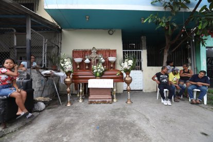 Los tres familiares de la joven son discapacitados. Los vecinos han intentado ayudar en todos los trámites de la difunta.