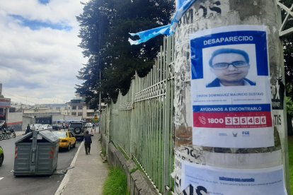 En los alrededores de la Universidad Central aún se observan los carteles que informaban sobre su desaparición.
