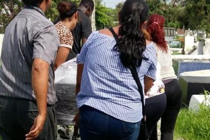 En el cementerio Ángel María Canals enterraron a la joven, de 29 años de edad.