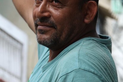 UN ALBAÑIL SE ELECTTROCUTO CUANDO ESTABA TRABAJANDO EN UNA PARED FUERA DE UNA CASA Y TRANSFORMADO DE LUZ LO QUEMO 6 DE MARZO DEL 2023 GUAYAQUIL-ECUADOR