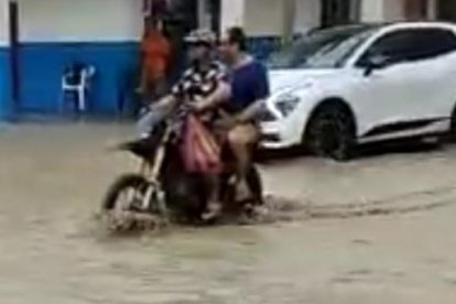 Fuerte aguacero inunda calles de Portoviejo