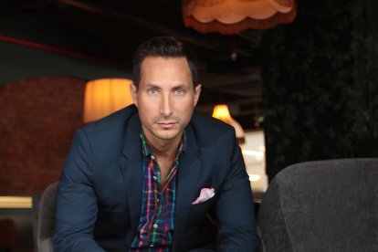 Cuando está estresado le gusta relajarse en la playa. Es su lugar de escape.