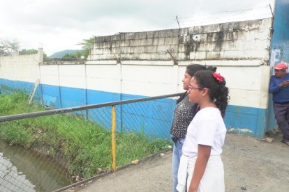 Una parte de la pared de la escuela Miguel Donoso se desplomó hace dos semanas.