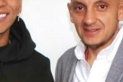 El venezolano Rómulo Otero (i) destaca como volante ofensivo y por su potente disparo.