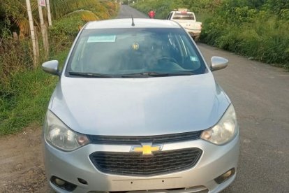 En este vehículo habrían llegado los victimarios. El automotor fue abandonado cerca del sito de los crímenes.