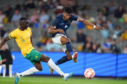 Kevin Rodríguez (d) fue una de las figuras de la Tri y un 'dolor de cabeza' para el zaguero Thomas Deng (i) que le cometió un penal.