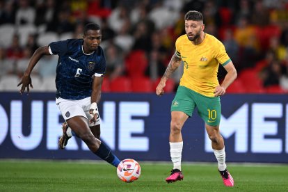 El zaguero William Pacho no tuvo problemas para acoplarse a la línea de tres zagueros que propuso el técnico Félix Sánchez Bas.