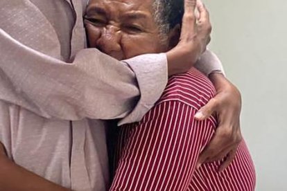 Junto a su hijo Carlos, quien se hará cargo de la adulta mayor.