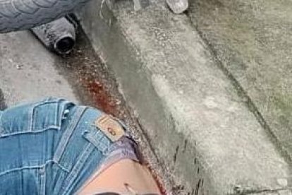 El cuerpo quedó tendido en la calzada, junto a la vereda.