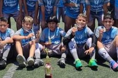 Los jugadores de la Academia del Nine Kaviedes regresaron al país tras casi un mes de una gira internacional.