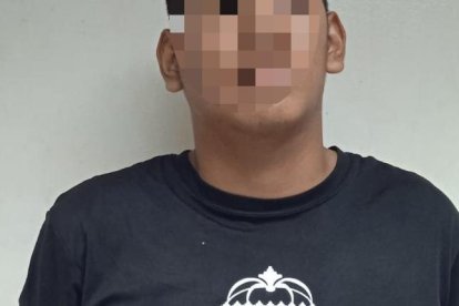 El joven se encontraba en una esquina junto a otras personas, todos en actitud sospechosa.