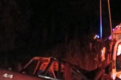 El impacto fue tan fuerte que los cuerpos quedaron atrapados entre los fierros de la camioneta.