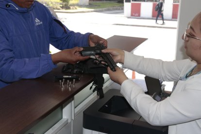 Según la ley, el permiso  de porte de armas tiene una validez de dos a cinco años.