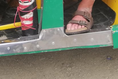 Dos pasajeros murieron dentro de una mototaxi, el chofer resultó herido.