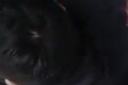 Momento en que el conductor fue ayudado para su traslado a un hospital