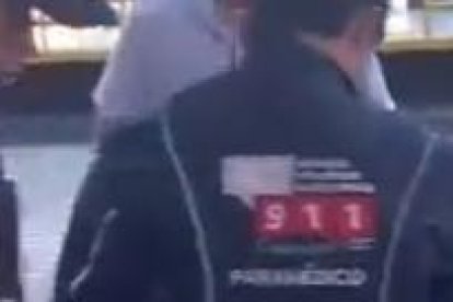 La mujer afectada fue atendida por paramédicos.