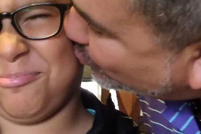 Respete a su hijo; si él no quiere contacto físico como un saludo, que así sea.