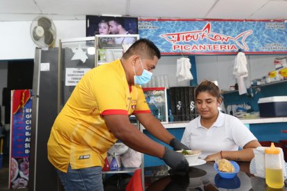 Eso de que ‘solo le gusta al hombre’ es cuento viejo; ellas también lo ‘vacilan’ con chifle, pan, arroz y hasta canguil.