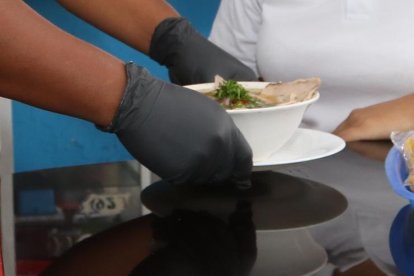 Eso de que ‘solo le gusta al hombre’ es cuento viejo; ellas también lo ‘vacilan’ con chifle, pan, arroz y hasta canguil.