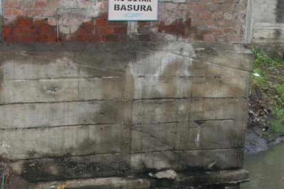 Policías fueron a las zonas fluviales cercanas al punto de la caída, para buscar al hombre.