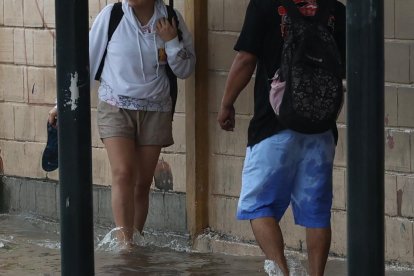 La inundación de  sectores complica la movilidad peatonal y vehicular. En unos casos hasta suele ingresar agua en las viviendas.