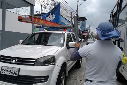 Ángel nunca ha estado en un campo de béisbol, pero se ‘pega’ unas buenas carreras para vender sus bates metálicos en el norte porteño.