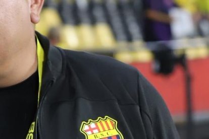 Es un todólogo, hace de todo en el arte actoral y del canto. Cuando juega el ídolo, es el primero en llegar al estadio.