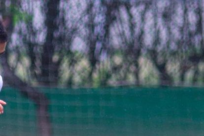 Joseph Espinoza, volante de Emelec en un entrenamiento para recibir a Independiente del Valle.